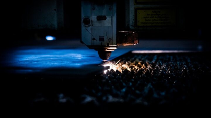 Ciecie sklejki – czym warto? Laser czy ploter CNC?